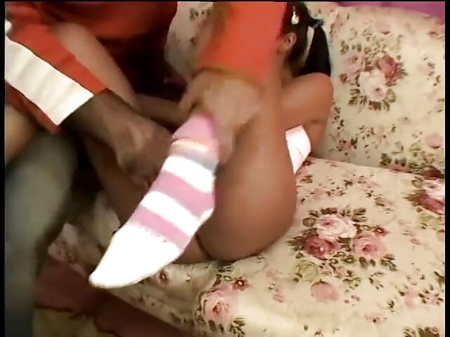Latina muda berahi diregangkan kedua-dua lubangnya oleh zakar keras