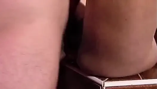 Azgın orta yaşlı seksi kadın gözleri bağlı buharlı küvette emiyor ve sikişiyor