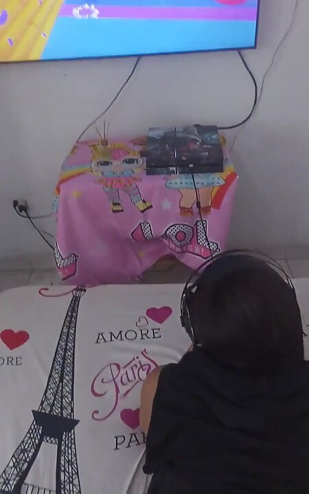 Mă joc pe Playstation în timp ce iubitul meu mă înregistrează