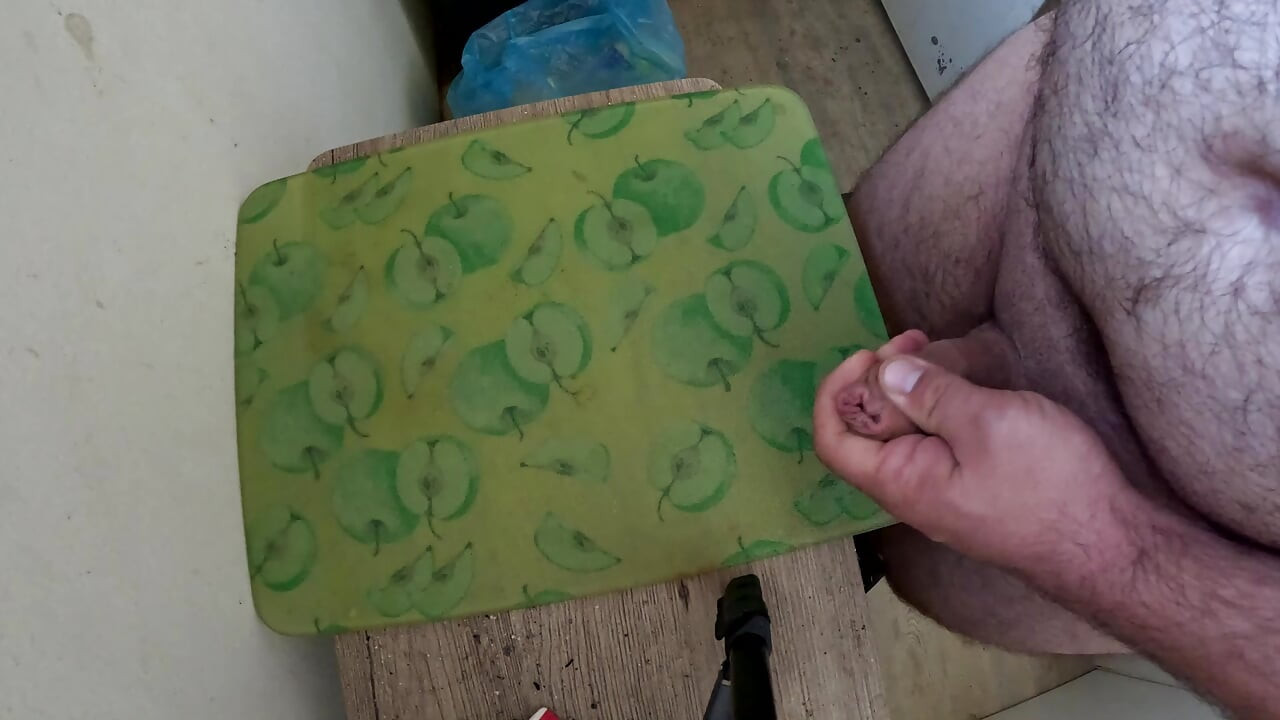 Napaljeno svršavanje u kuhinji