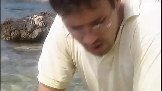 Sarışın orta yaşlı seksi kadın erkek arkadaşı tarafından ormanda sikiliyor