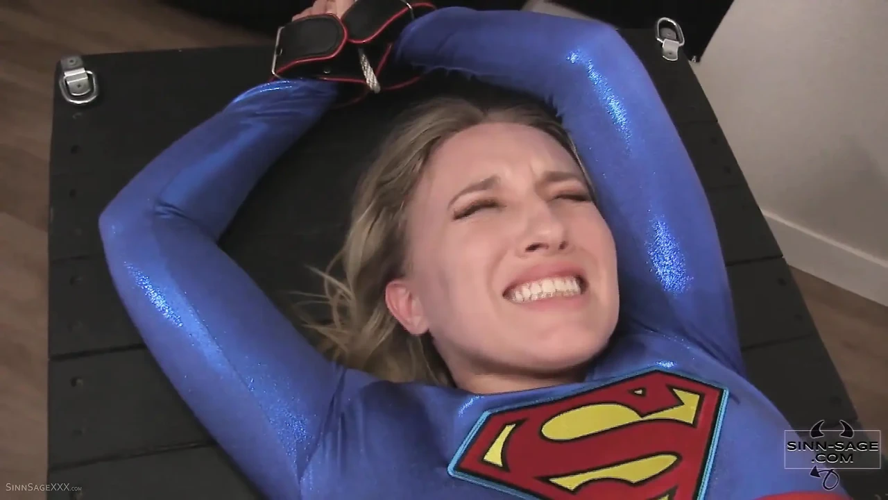 Supergirl的超级阴户主演Sinn Sage, Riley Reyes