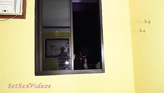 Küçük Nick Niquita, Max'in poposunda büyük penisine iyi dayandı