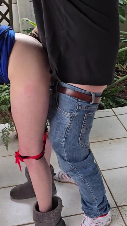 Momento emozionante da "Il mio amico condivide sua moglie per una veloce scopata all'aperto, condividendo la sborra nella sua figa"