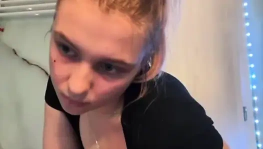 Jucielussie трахает пальцами тугую анал и розовую киску