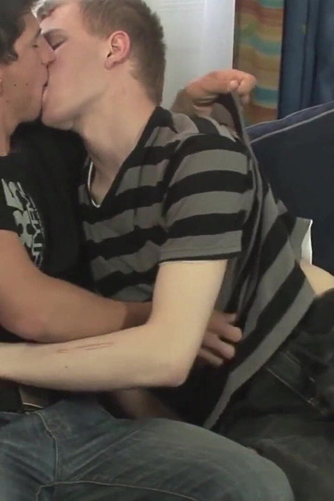 Exclusive video Bareback: Intense anal fuck on the living room sofa between horny gays