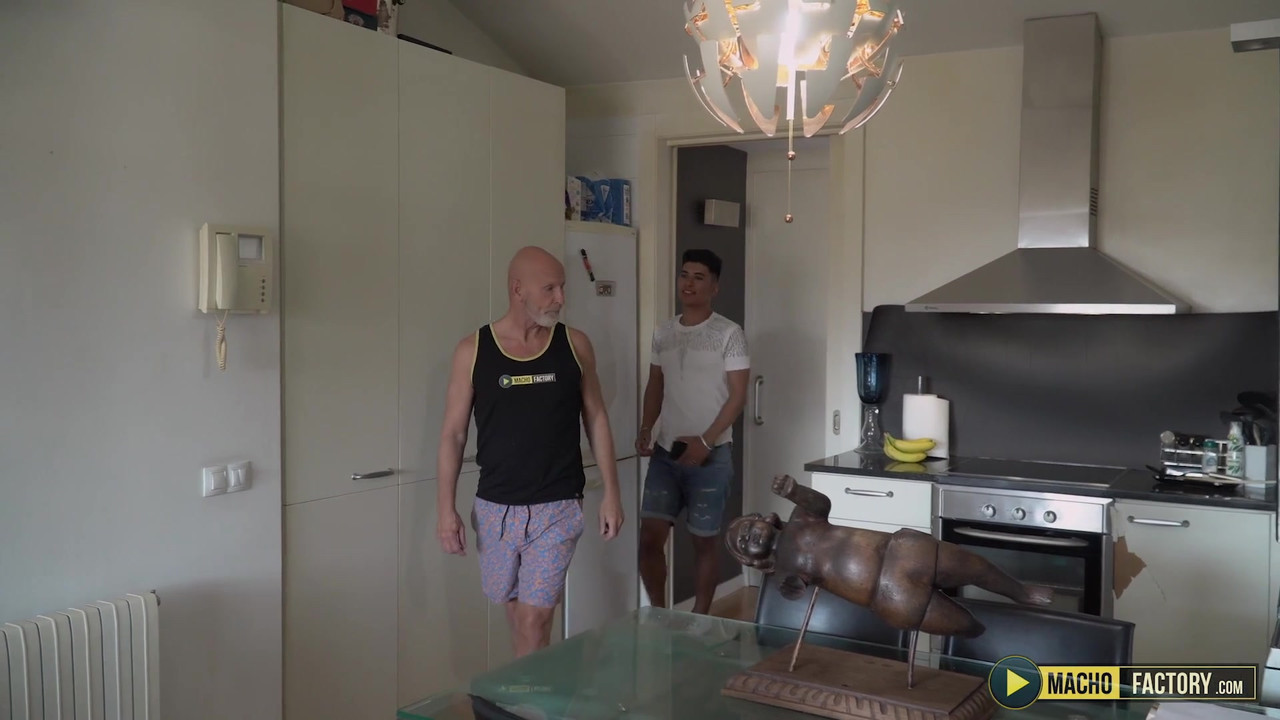 超级性感的爸爸benedictus得到一个大玩具和大鸡巴插他紧致的屁股