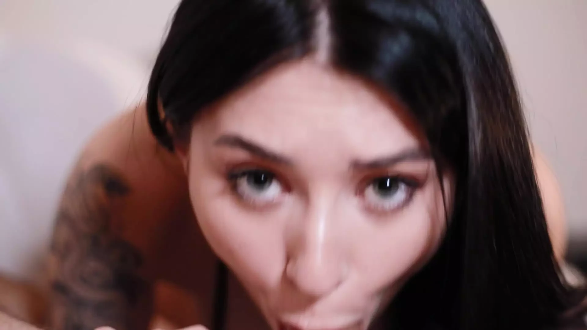 Söt 18 år gammal brunett ger en sensuell avsugning med tungan och sväljer all sperma
