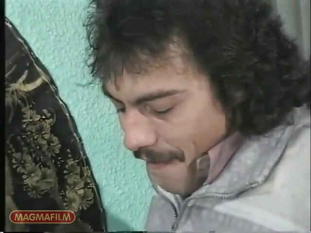 Retro Teeny z ulice s brýlemi a krátkými blond vlasy