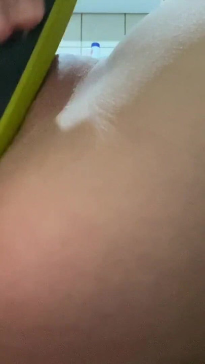 Ich habe meinen stiefbrud mit einem klingen-trimmer benutzt, um mich im badezimmer mit all meiner familie von nebenan kommen zu lassen | Clip 1