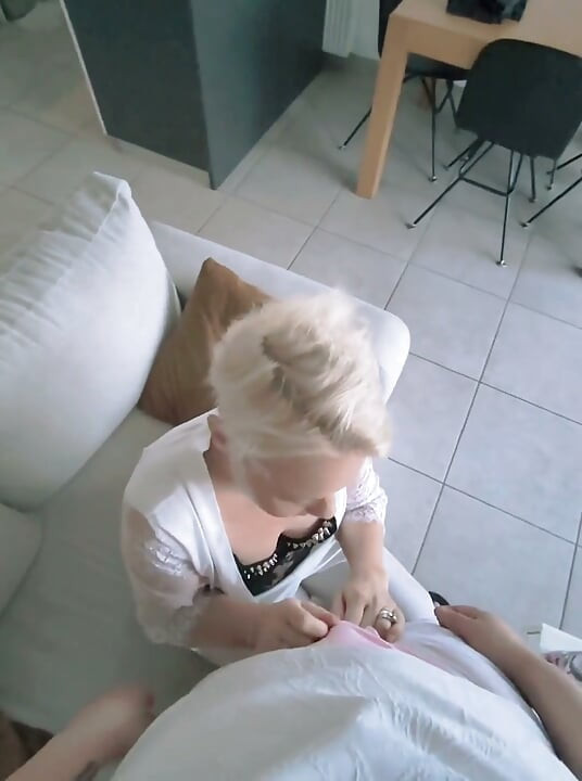 A visszatérésemhez érett punámat dugatom az asztalon, mint egy rendes ribanc.