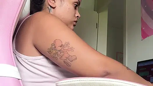 Zu hause büro-arbeitstag molliges mädchen natürliche laute furzen computer-schreibtisch-vibrationen