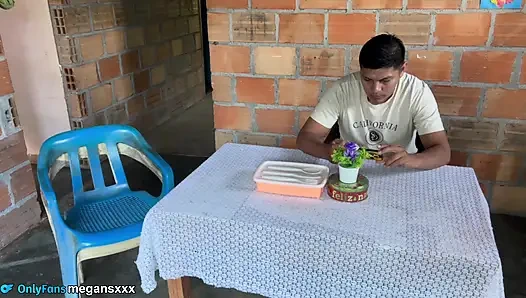 Yana kırmızı tanga yapıyorum ve çığlık atmasını sağlıyorum.