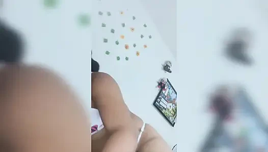 Gadis remaja latina dengan pantat bahenol lagi asik ngentot