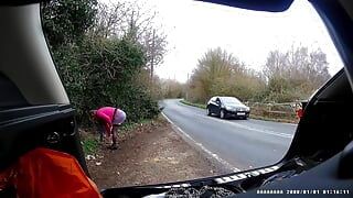 Tira de vestido cruzado al costado de la carretera