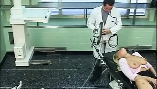 Schöne junge blondine mit dicken titten gefickt und vom frauenarzt auf ihren arsch abspritzen