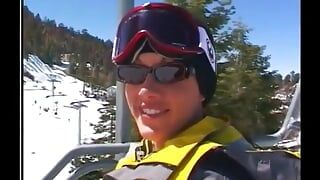 Taylor Rain получает двойное проникновение в кабинке во время отпуска по сноуборду. Берк, Мэтт Бикс
