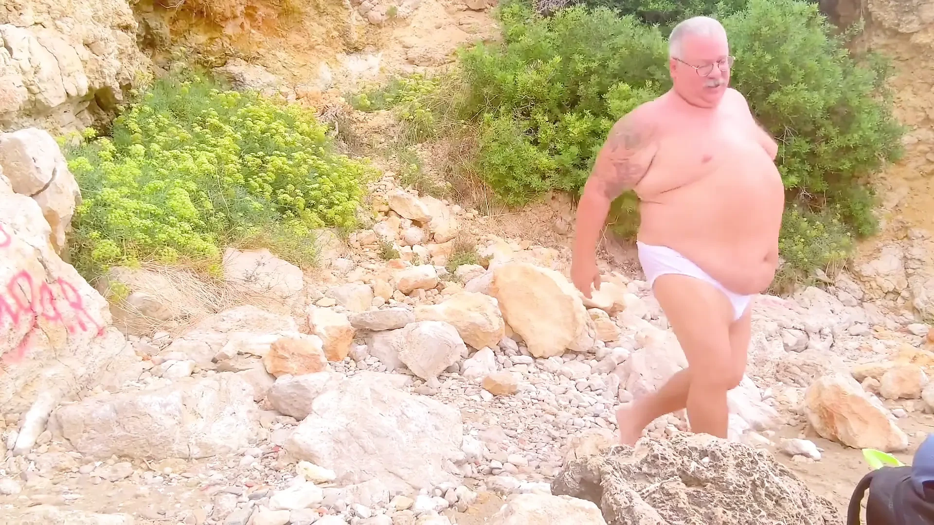 Ο Captain Cave Man έχει οργασμό χωρίς χέρια μετά την κατοικία σε σπηλιά