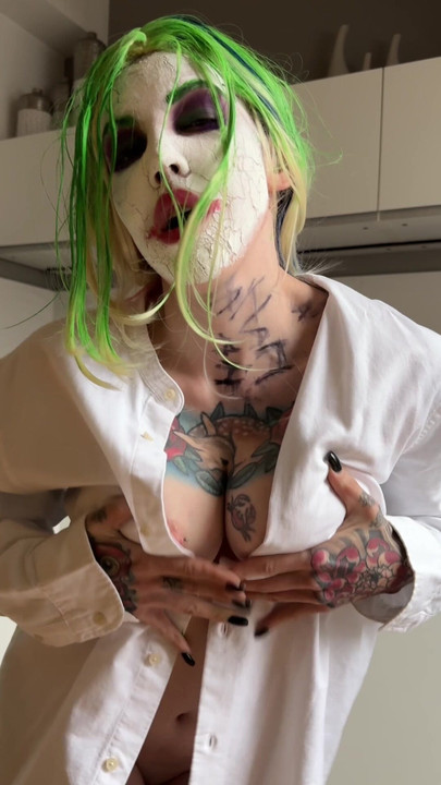 Tiefes squeeze-necken