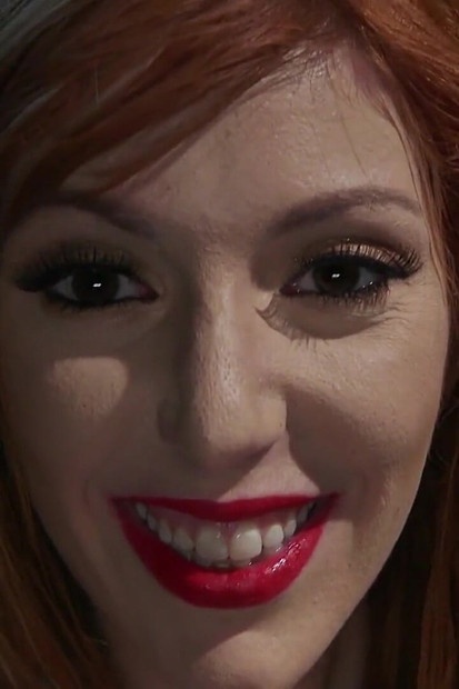 Lauren Phillips dalam Lateks Yang Menampilkan Lauren Phillips