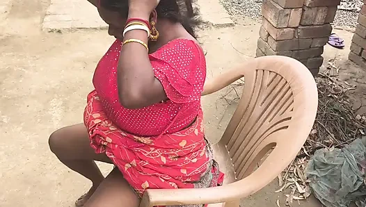 Desi housewife ko market jaane ke samay chut chat kar Pani nikal