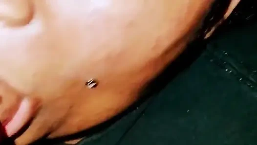 Cewek sange ini lagi asik jilat beceknya!!