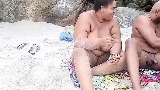 Beni sahilde seks yaparken yakaladılar ve izlediler, çok lezzetliydi.