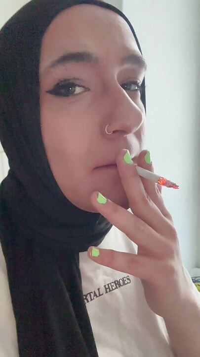 Shemale de hijab a fumar