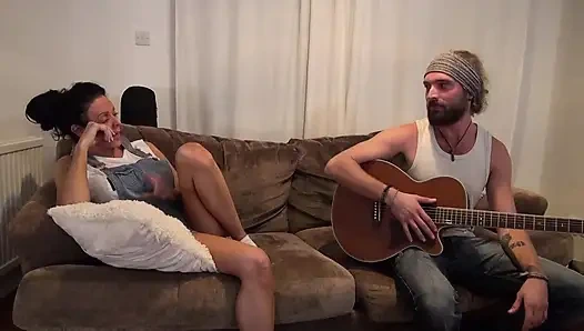 Brunette disetubuhi oleh saudara tirinya