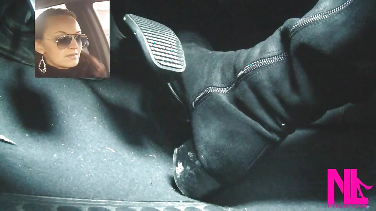 Conducir rápido en botas negras