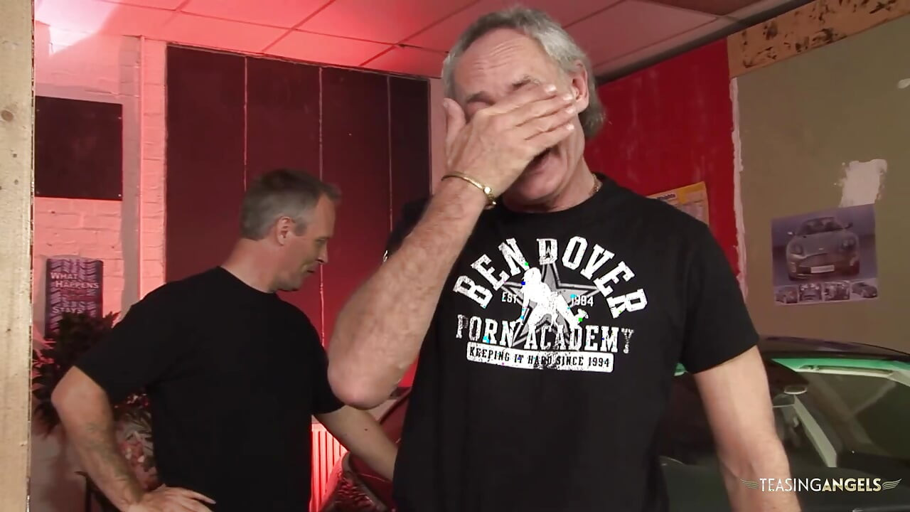 สาวหัวนมใหญ่และเพื่อนของเธอเย็ดหมู่สี่คนบนโซฟา