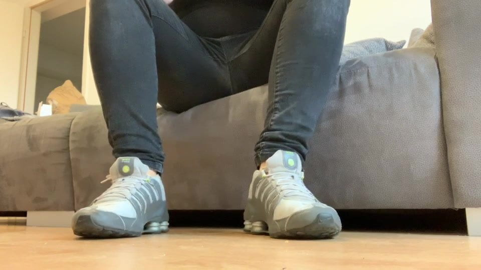 Nylonfeet 下班后穿着尼龙的脚
