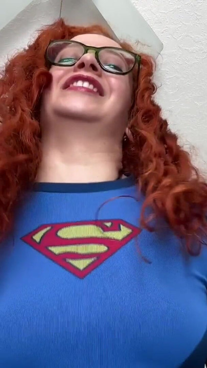 Kwaadaardige supergirls kontaanbidding, pijpbeurt, vastpinnen en klaarkomen in het gezicht voor machteloze superman - volledige video op Veggiebabyy Manyvids | Clip 1