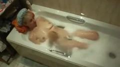 Xh चाची हिलेरी हमेशा स्नान में खेलती हैं!