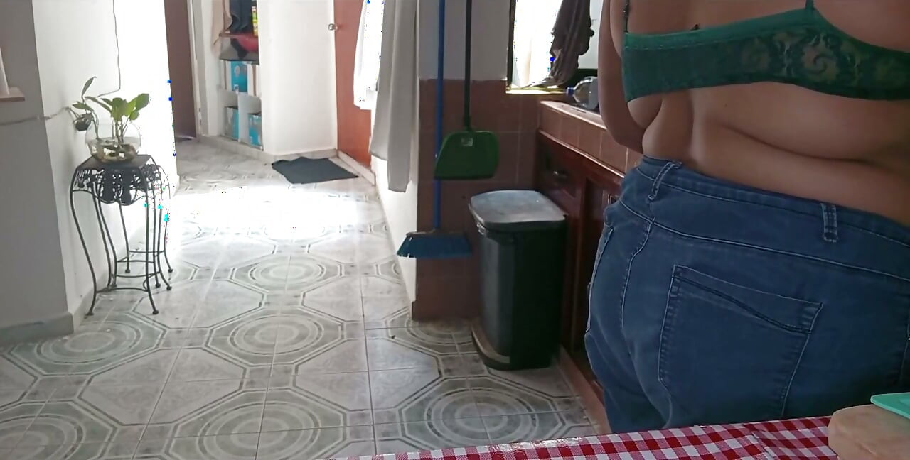 Kayınvalide mutfakta kendini filme alıyor ve göğüslerini gösteriyor