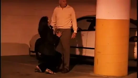 Asyalı ateşli kız dedesinin pirsingli amını sikebilmesi için bacaklarını açıyor