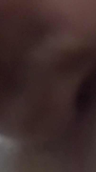 Ali Jones przychodzi na szybki pocałunek, pozwala rozebrać ją i zrobić jej spermę, a następnie pieprzyć ją ostro (kremówka) | Klip 1