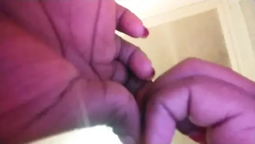 Der versuch, den nagellack auf meinen nägeln zu entfernen, aber scheitert zuerst?