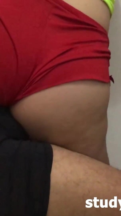 युगल कुडलिंग और बिस्तर में सहलाना - जुनूनी क्षण । क्लिप 1