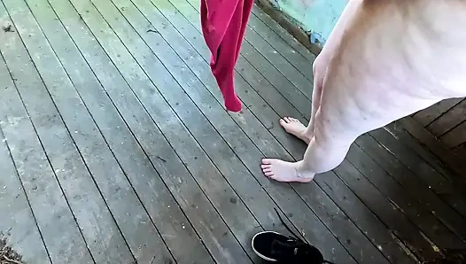 Сиськи и задницу отшлепали на крыльце