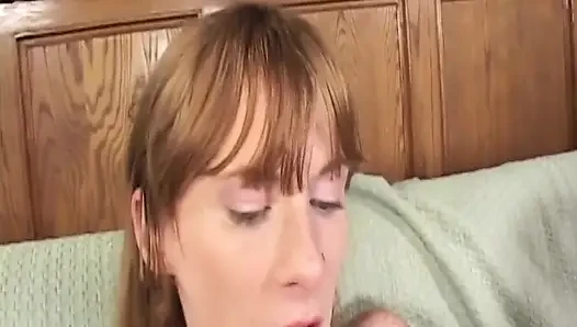 Cewek sange ini lagi asik muasin memek berbulunya - close up