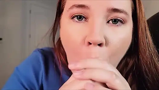 Intimer blowjob pOV, lass uns diesen schwanz zusammen lutschen