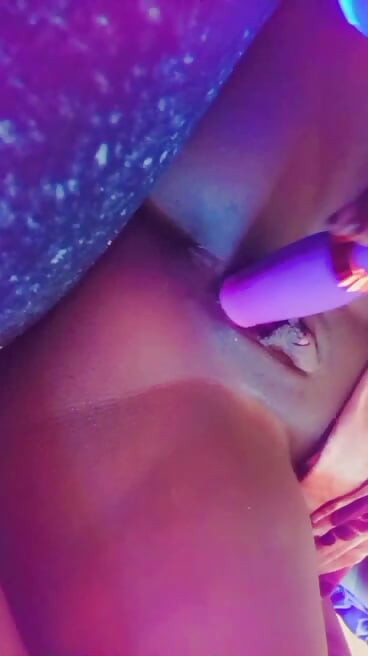 Pussy eating gamit ang rose
