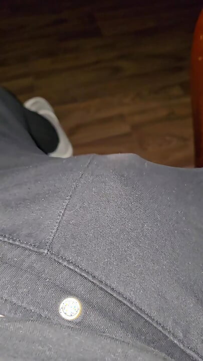 Dominante cavalheiro provocando sua protuberância de pau duro acariciando em primeiro plano