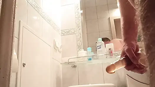 Oyuncaklarla oynuyor