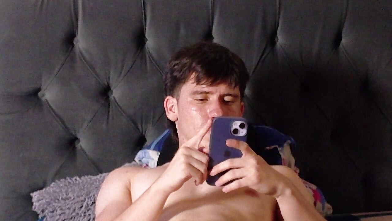 men latino esta desnudo en su cama y muestrasu culo