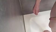 Aftrekken in de badkamer met kreunend cumshot