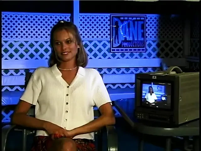 Hot blonde showing her capabilities
