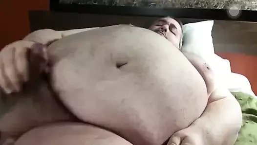 Un gros papa se fait éjaculer sur le ventre