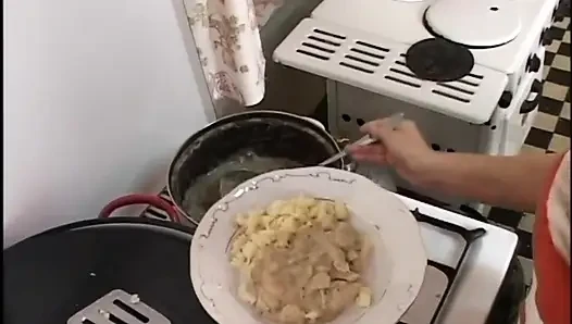 Pantat ibu rumah tangga amatir dientot habis-habisan sama kontol besar di dapur